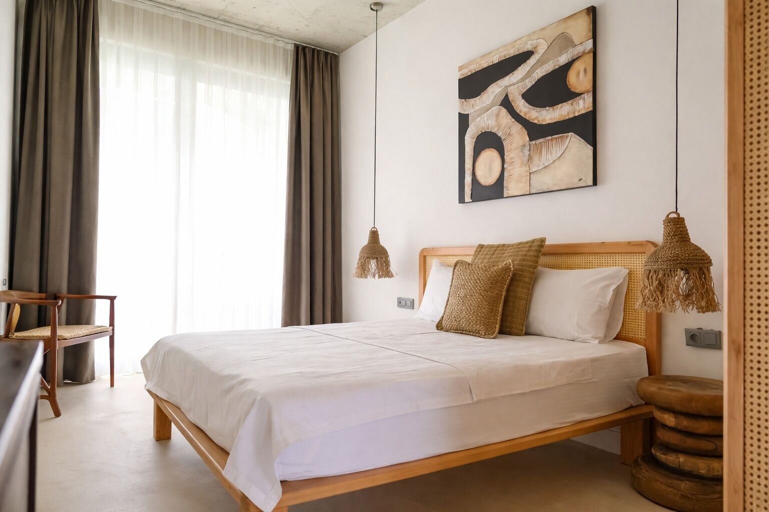 King Room With Pool View | Minibar, in-room safe, individually decorated, soundproofing