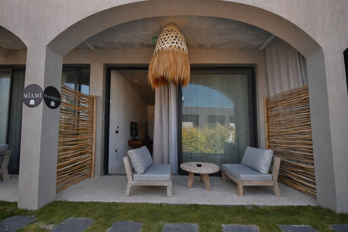 Deluxe Suite With Garden View | 起居区 | 100-厘米电视（配备卫星频道）、Netflix、桌上足球