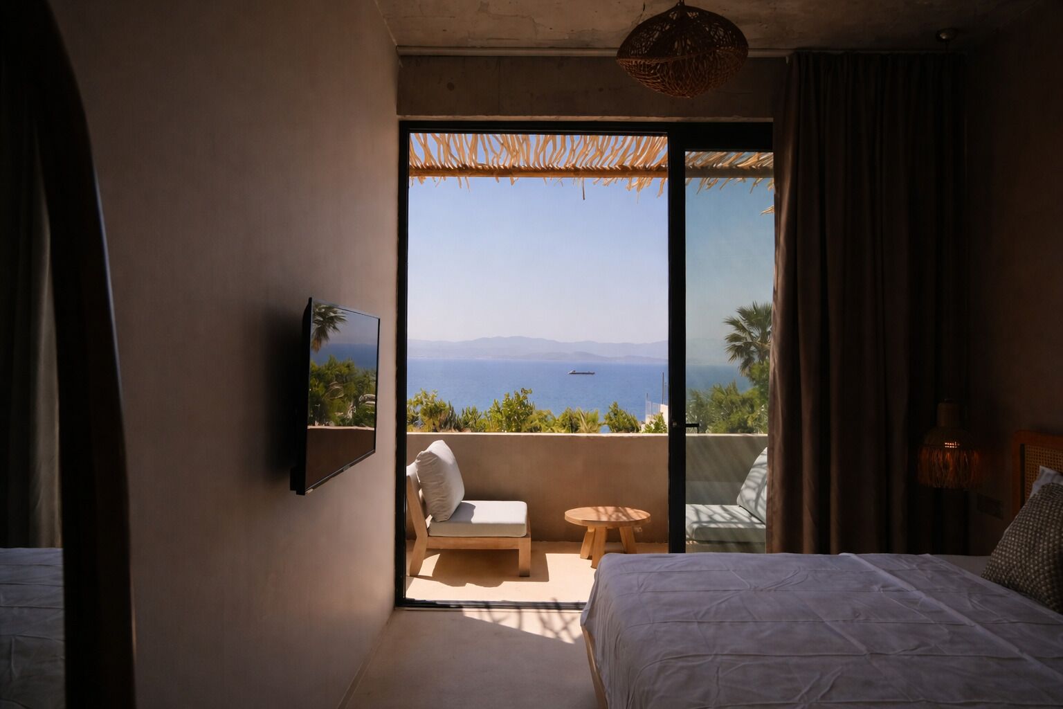 Deluxe Room, Balcony, Sea View | Bar mini, peti besi dalam bilik, meja, kalis bunyi 