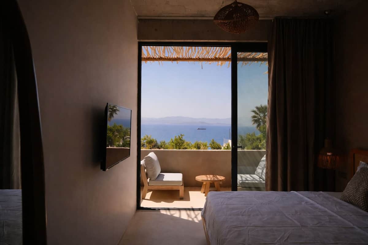 Deluxe Room, Balcony, Sea View | Bar mini, peti besi dalam bilik, meja, kalis bunyi