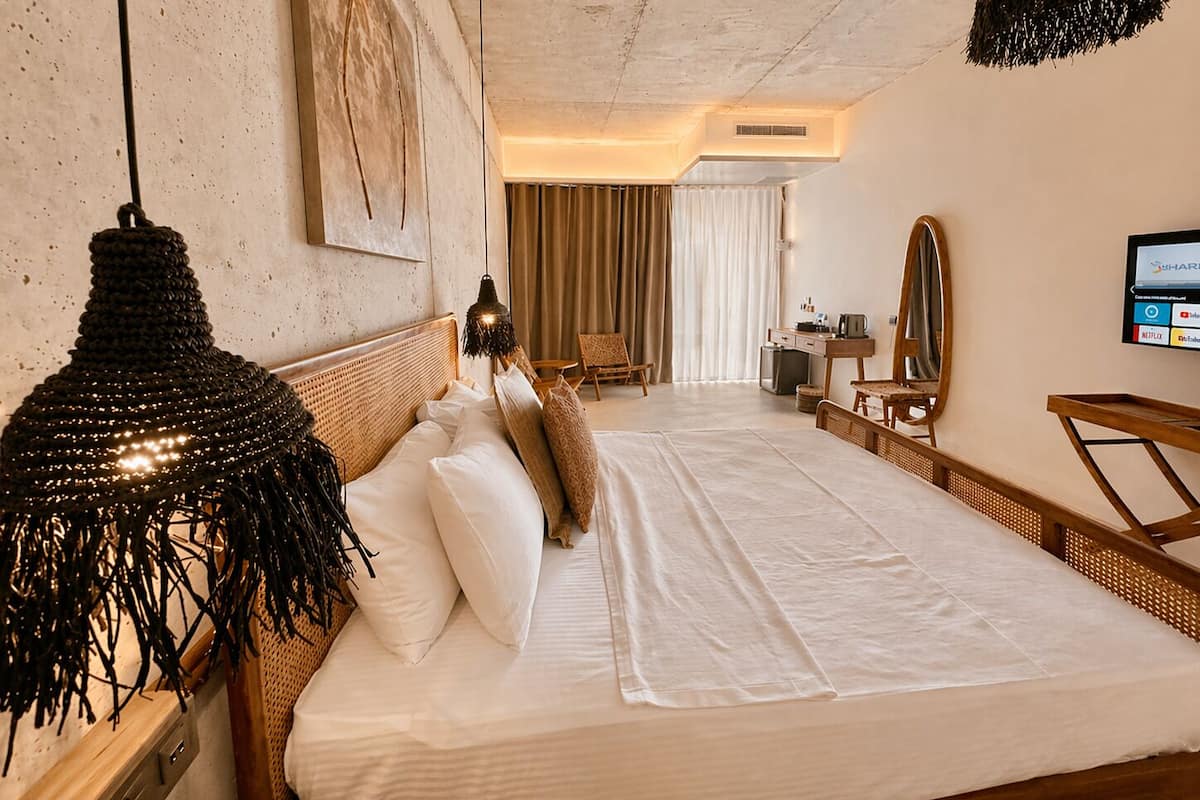 Ic Avlu Manzarali Oda (Kucuk Havuzlu) | Bar mini, peti besi dalam bilik, meja, kalis bunyi