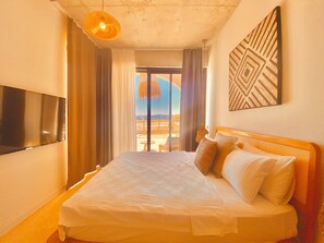 Deluxe kamer | Een minibar, een kluis op de kamer, een bureau