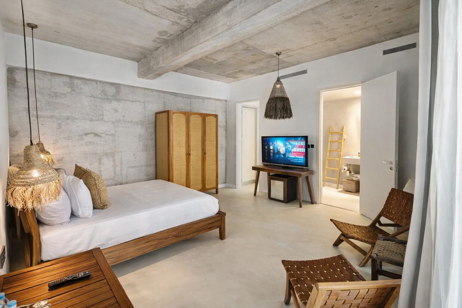 1+1 Aile Odasi   Yatak Cesitleri ve Avlu/Havuz | Bar mini, peti besi dalam bilik, meja, kalis bunyi 