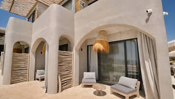 Royal Suite Gun Batimi, Deniz ve Havuz Manzarali | Bar mini, peti besi dalam bilik, meja, kalis bunyi