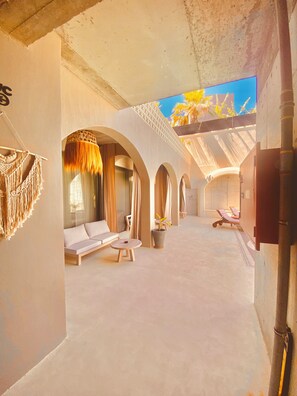 Luxe vierpersoonskamer | Een minibar, een kluis op de kamer, een bureau