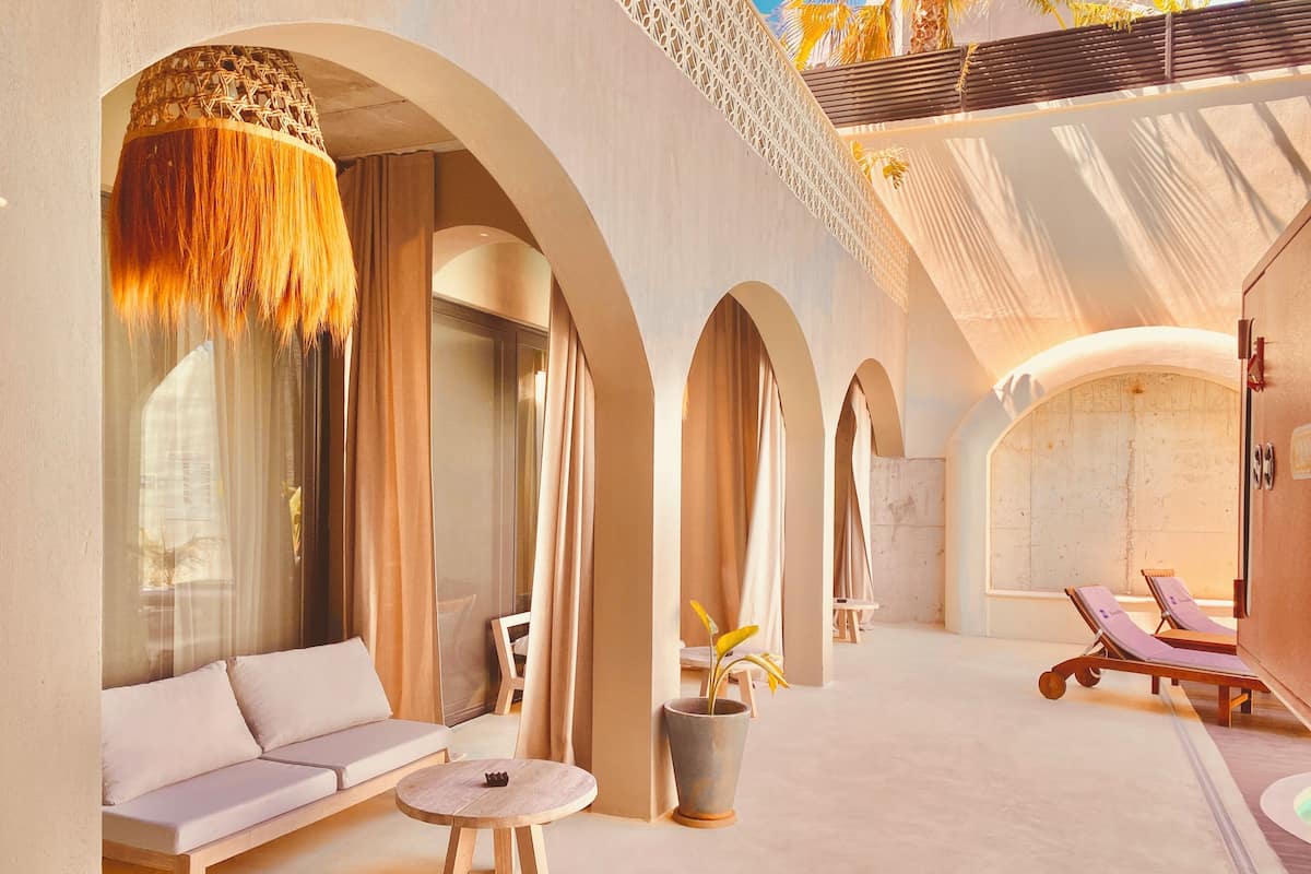 1+1 Aile Odasi Yatak Cesitleri ve Avlu/Havuz | Terrace/patio