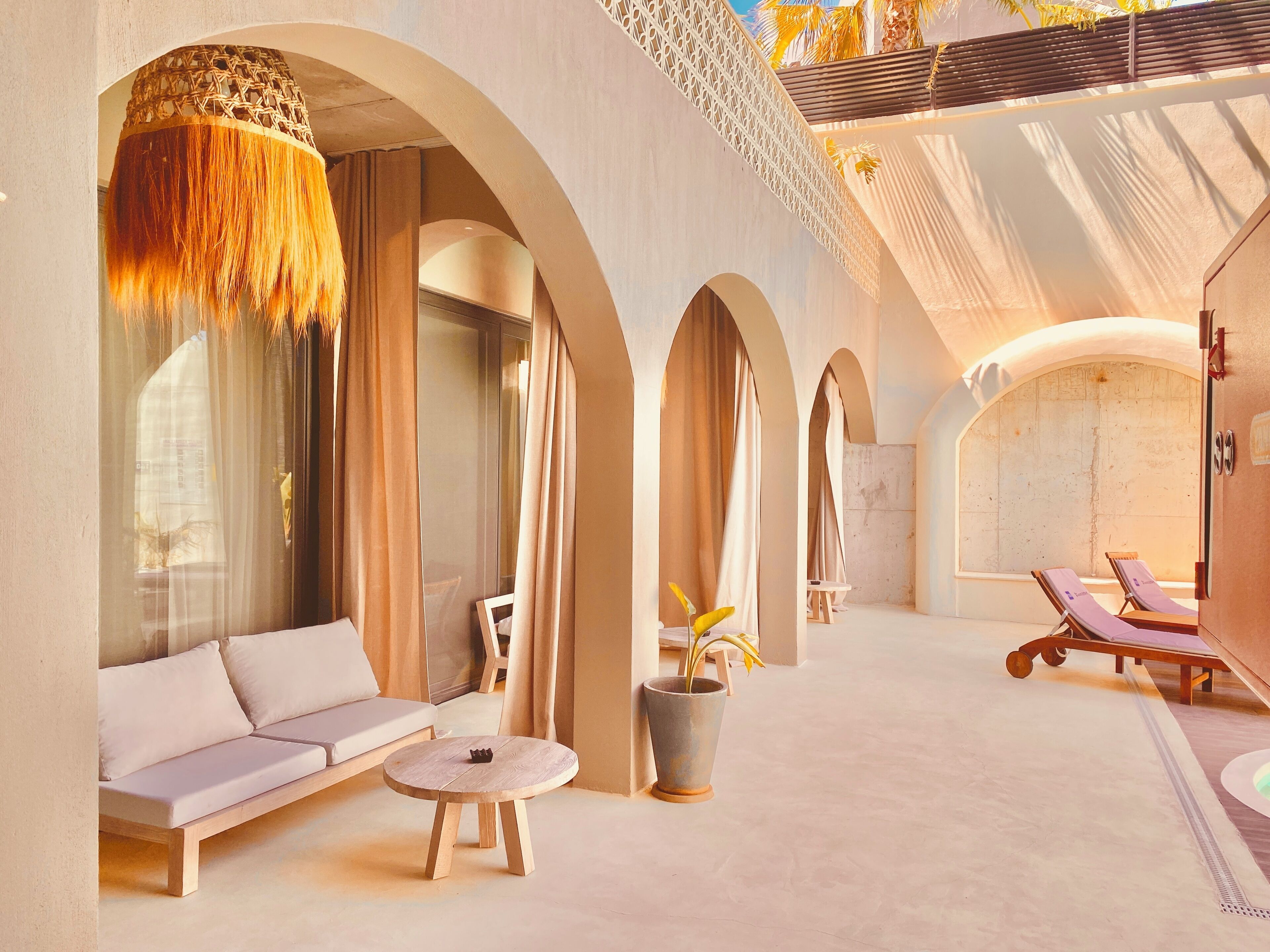 1+1 Aile Odasi   Yatak Cesitleri ve Avlu/Havuz | Minibar, in-room safe, desk, iron/ironing board