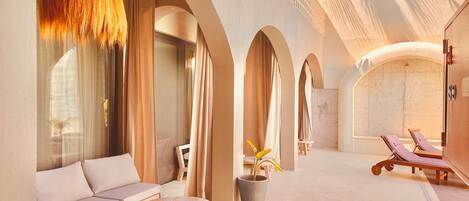 1+1 Aile Odasi Yatak Cesitleri ve Avlu/Havuz | Minibar, caja de seguridad en la habitación y escritorio