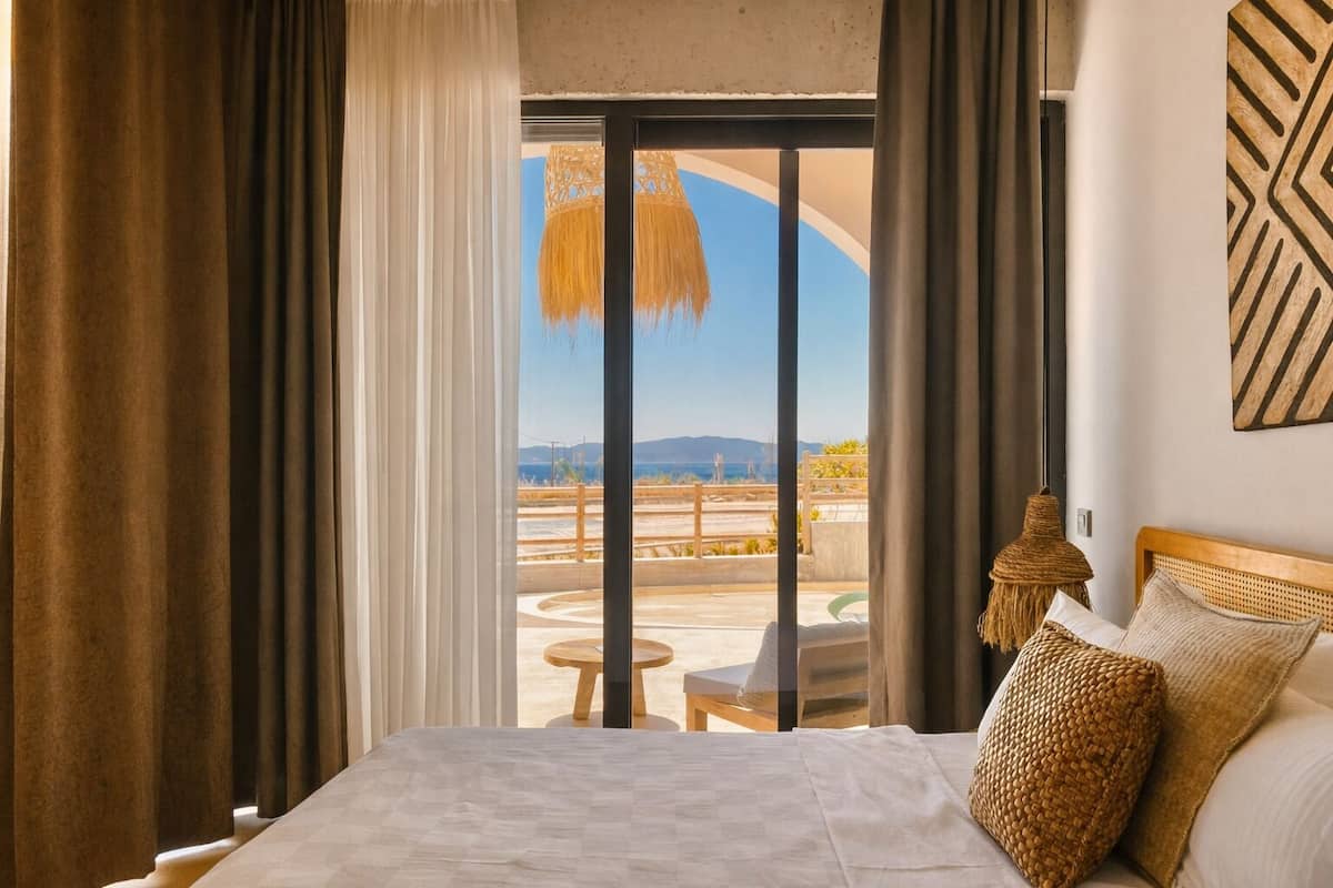 Royal Suite Gun Batimi, Deniz ve Havuz Manzarali | Bar mini, peti besi dalam bilik, meja, kalis bunyi