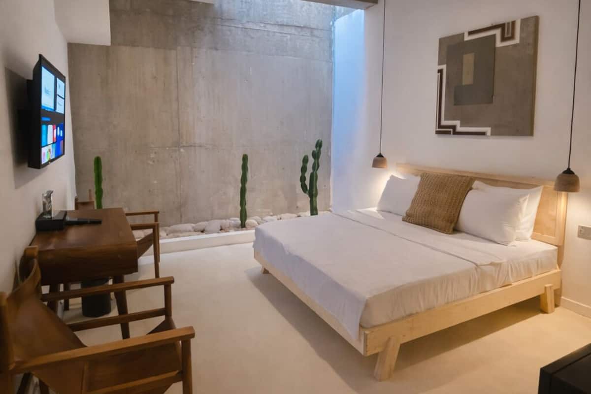 Meksika Odasi Bodrum Kat, Ustten Camli (Kurangalez Camli) | Bar mini, peti besi dalam bilik, meja, kalis bunyi