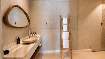 Ic Avlu Manzarali Oda (Kucuk Havuzlu) | Bilik Mandi | Pancuran mandi, pengering rambut, selipar, tuala disediakan