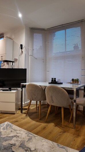 Dining - Luxury 4 Bedroom w/ Patio in Hetley London HR3 (London)