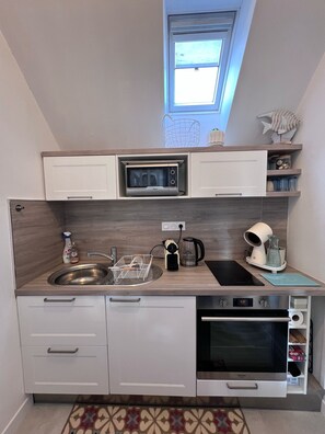 Kühlschrank, Mikrowelle, Ofen, Herdplatte