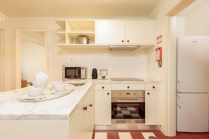 Geladeira, micro-ondas, fogão, cooktop