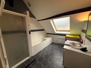 Dusche, Handtücher, Toilettenpapier