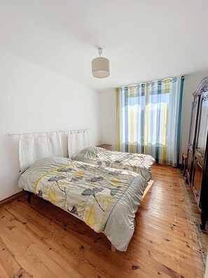 5 bedrooms, iron/ironing board, WiFi