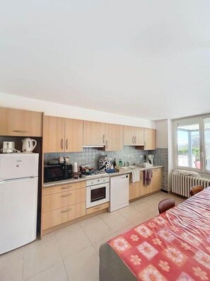 Microwave, dishwasher, coffee/tea maker, toaster