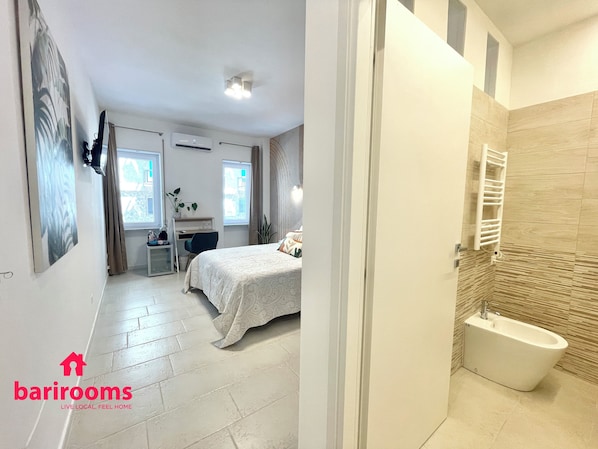 Quarto casal | Escrivaninha, ferros/tábuas de passar roupa, Wi-Fi de cortesia