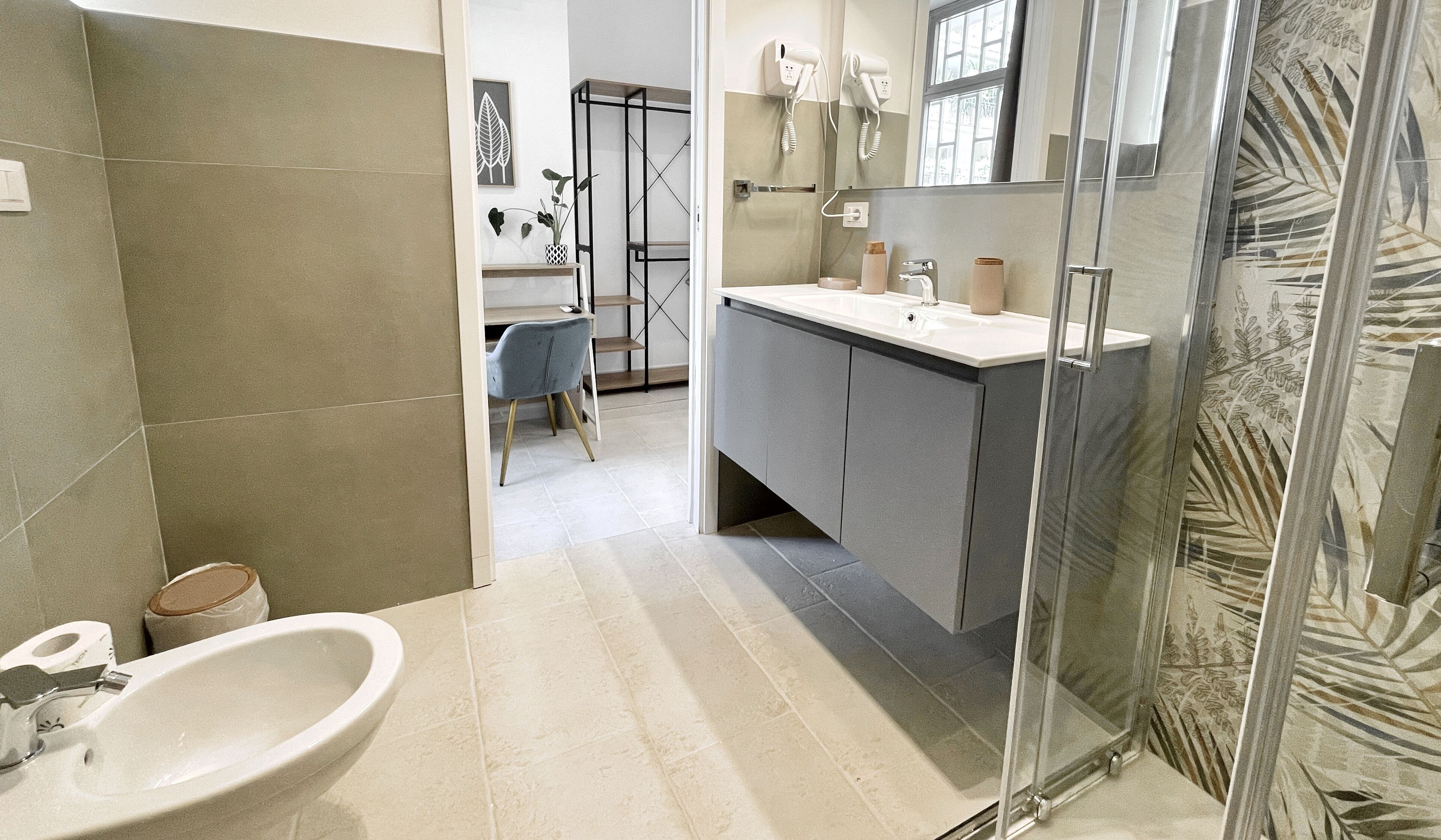 Doppelzimmer | Badezimmer | Dusche, Haartrockner, Handtücher, Seife