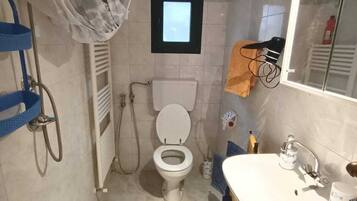 Dusche, Haartrockner, HandtĂŒcher, Seife