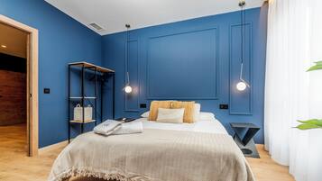Um quarto com uma cama, um guarda-roupa e uma mesa de cabeceira.