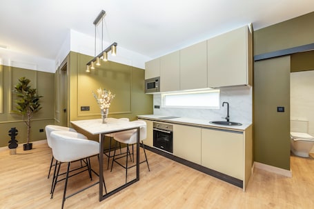 Frigobar, microondas, horno, placa de cocina