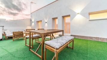 Luxe appartement, balkon, uitzicht op stad | Terras