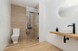 Deluxe Apartment, City View | Bathroom | Hair dryer, towels, soap, shampoo