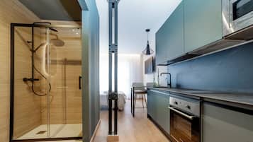 Departamento de diseñador, balcón, vista a la ciudad | Baño | Secadora de cabello, toallas, jabón, shampoo