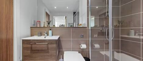 Douche, sèche-cheveux, serviettes fournies, savon