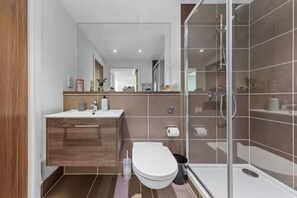 Ducha, secador de pelo, toallas, jabón