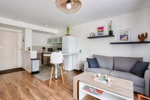 TV - Apartment for 2 - terrace - 800m from the beach (Dinard)