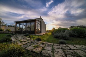 Minibar, sistema de insonorización, wifi gratis y ropa de cama 