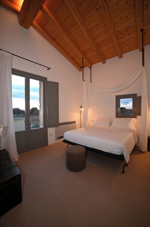 Firemannsrom – deluxe, balkong, hageutsikt | Minibar, lydisolert, wi-fi (inkludert) og sengetøy