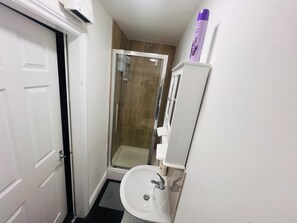 Douche, sèche-cheveux, serviettes fournies, savon