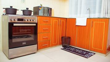 Fridge, microwave, oven, coffee/tea maker
