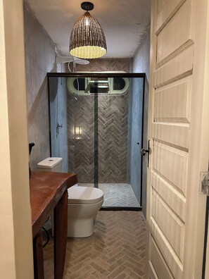 Douche, serviettes fournies, savon, papier de toilette