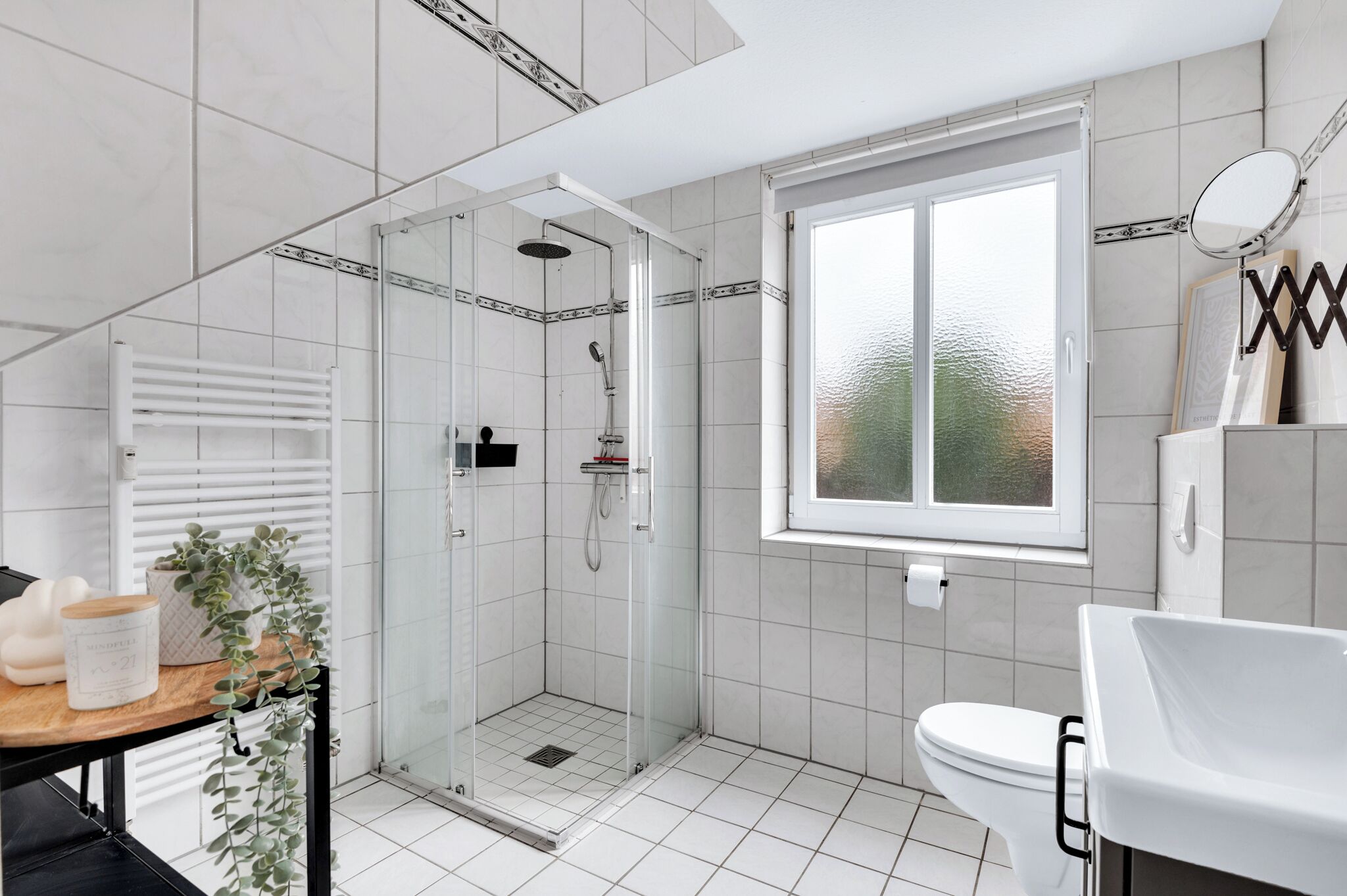 Buồng tắm vòi sen, máy sấy tóc, khăn tắm, xà phòng 