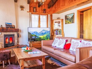 Televisión y chimenea 