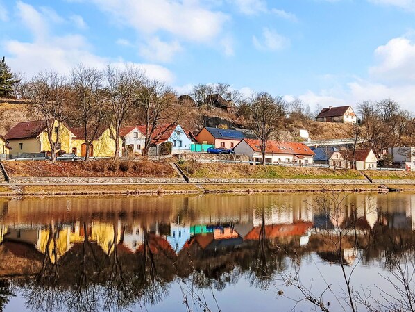 Ein Wohngebiet am Seeufer mit Häusern und Spiegelungen im Wasser.