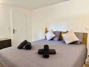 2 bedrooms, iron/ironing board, WiFi