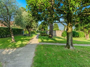 Property grounds - Beautiful apartment for 4 guests with pool, A/C, WIFI, TV and balcony (Domaso)