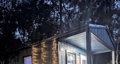 Glamping spot âą Pet- Friendly with free parking & peaceful surroundings.â