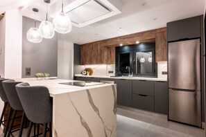 Réfrigérateur, micro-ondes, four, lave-vaisselle