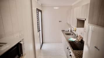 Kühlschrank, Mikrowelle, Ofen, Wasserkocher mit Kaffee-/Teezubehör