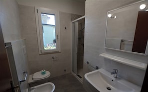 Apartment, 2 Schlafzimmer, Balkon, Gartenblick | Badezimmer