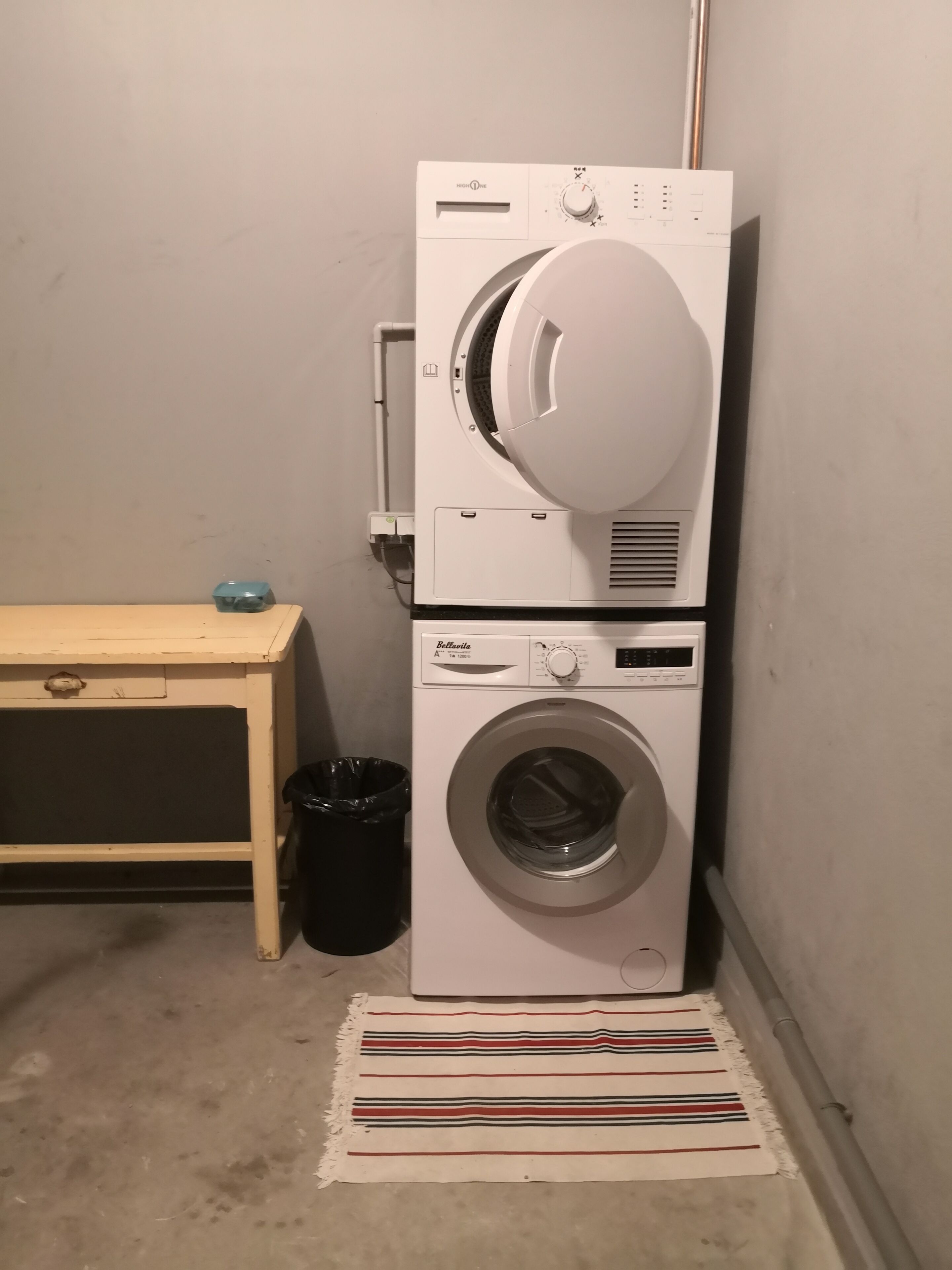 Un espace buanderie compact, avec une machine à laver et un sèche-linge superposés.