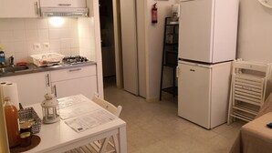 咖啡機/沖茶器、雪櫃、微波爐、焗爐