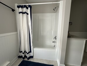 Secadora de cabello, toallas, papel de baño 