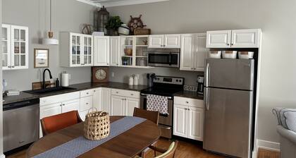 Luxury 2 bed apt in Northport! Walk to everything (next door to Piper apt)